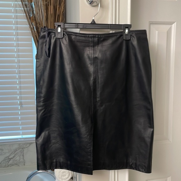 LUXURY 💯 % BLACK LEATHER SKIRT - Picture 7 of 8